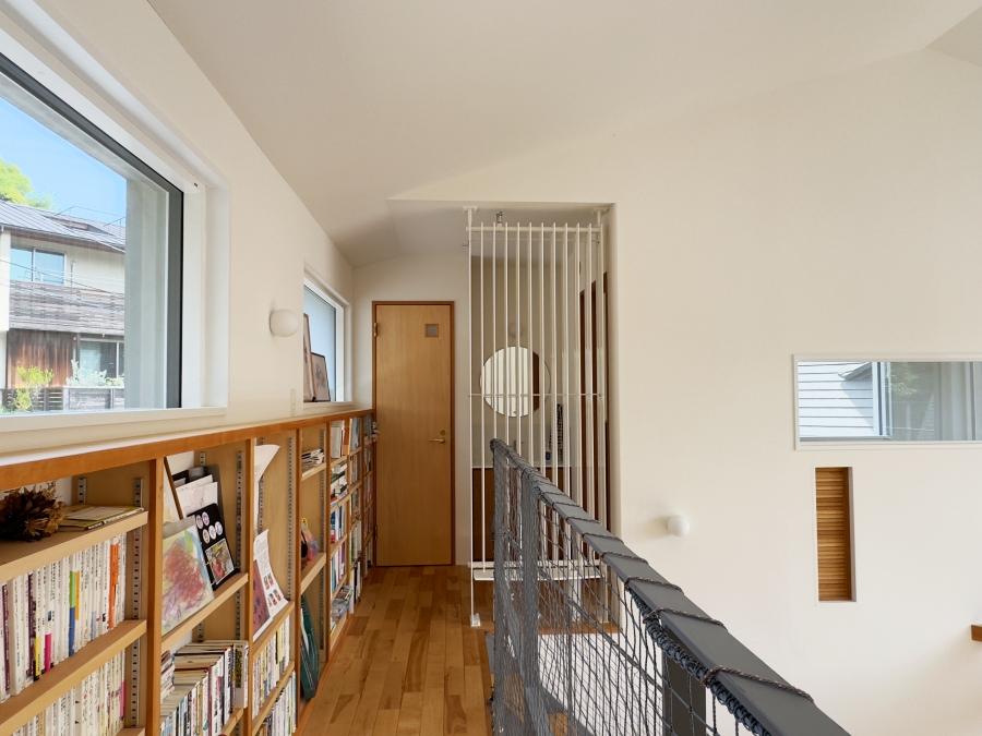 鎌倉市西御門一丁目の賃貸物件/2階廊下｜この家の図書コーナーといってもいいかもしれません