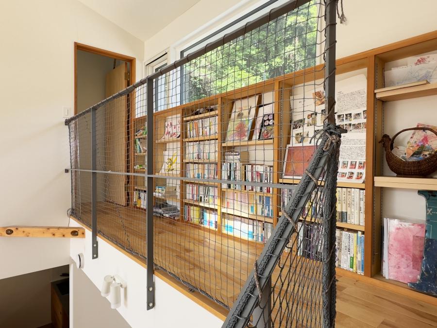 鎌倉市西御門一丁目の賃貸物件/2階廊下｜造作棚の本がディスプレイになっています