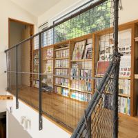 鎌倉市西御門一丁目の賃貸物件/2階廊下｜造作棚の本がディスプレイになっています