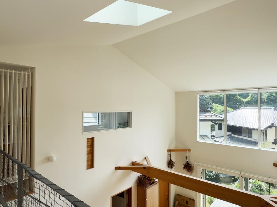 鎌倉市西御門一丁目の賃貸物件/リビングを廊下から見る｜実はトップライトもありました