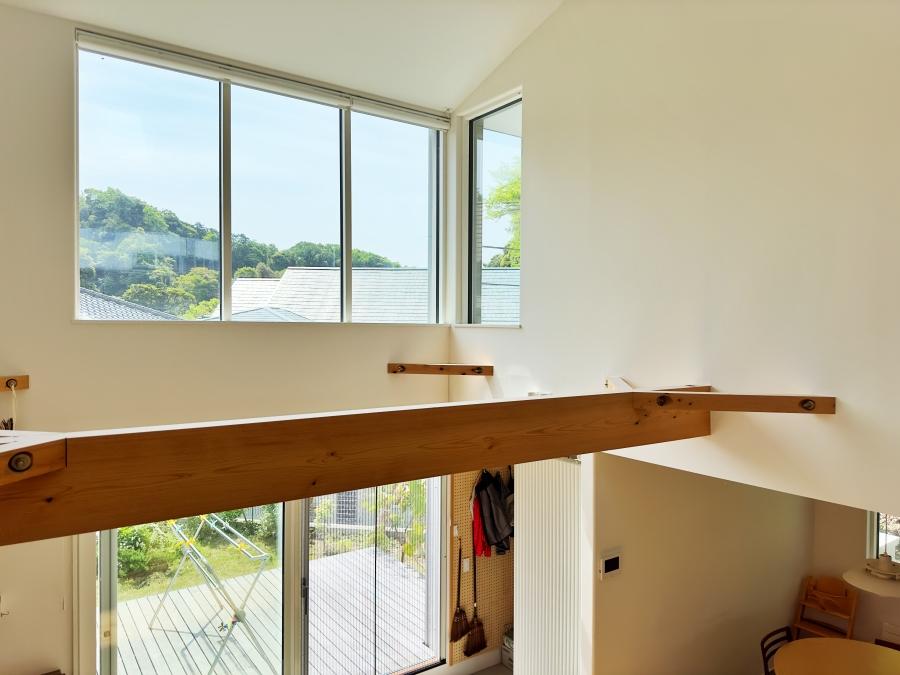 鎌倉市西御門一丁目の賃貸物件/リビングを階段から見る｜南側に設置された窓からの光が気持ちいい