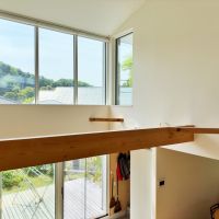 鎌倉市西御門一丁目の賃貸物件/リビングを階段から見る｜南側に設置された窓からの光が気持ちいい