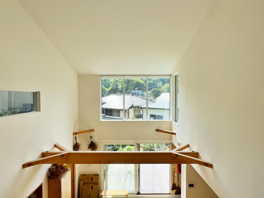 鎌倉市西御門一丁目の賃貸物件/リビングを廊下から見る｜ここから見るとハイサイドライトが映画のモニターに見えてきます