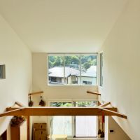 鎌倉市西御門一丁目の賃貸物件/リビングを廊下から見る｜ここから見るとハイサイドライトが映画のモニターに見えてきます