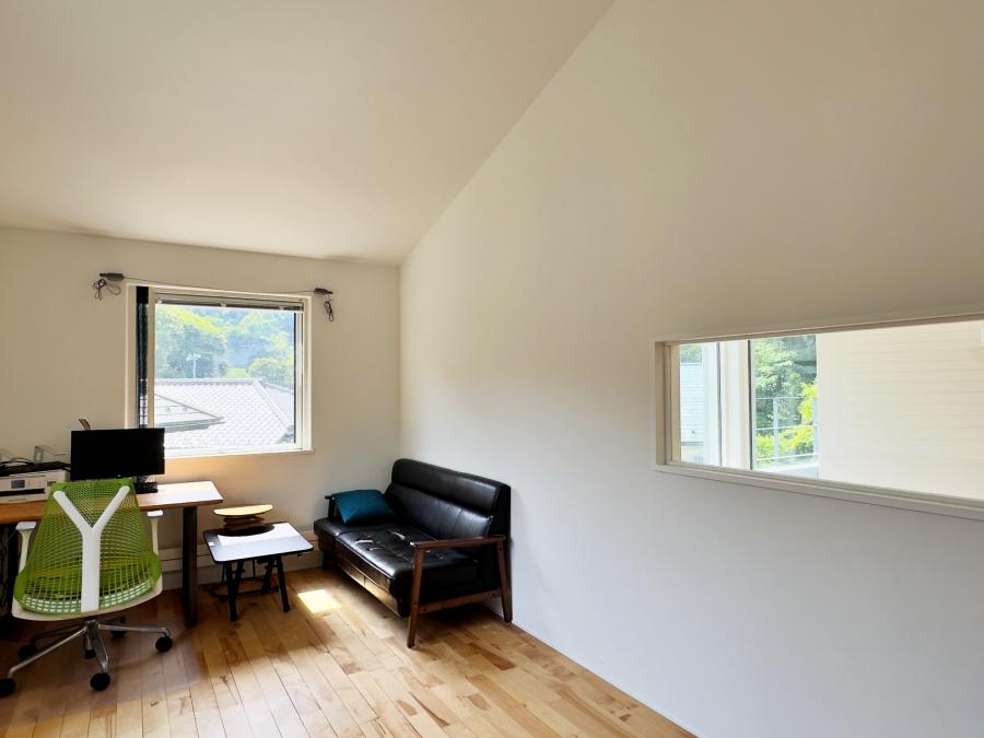 鎌倉市西御門一丁目の賃貸物件/2階書斎｜こちらの部屋はリビング側に横長のピクチャーウィンドウがあります