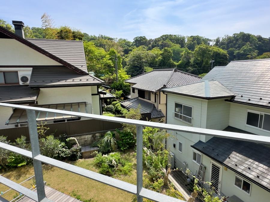 鎌倉市西御門一丁目の賃貸物件/2階バルコニーからの眺望｜緑と家が共生しています