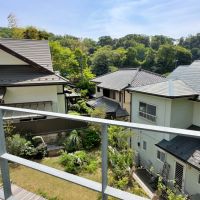 鎌倉市西御門一丁目の賃貸物件/2階バルコニーからの眺望｜緑と家が共生しています