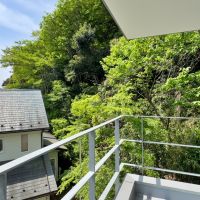 鎌倉市西御門一丁目の賃貸物件/2階バルコニーからの眺望｜山の緑が迫っています