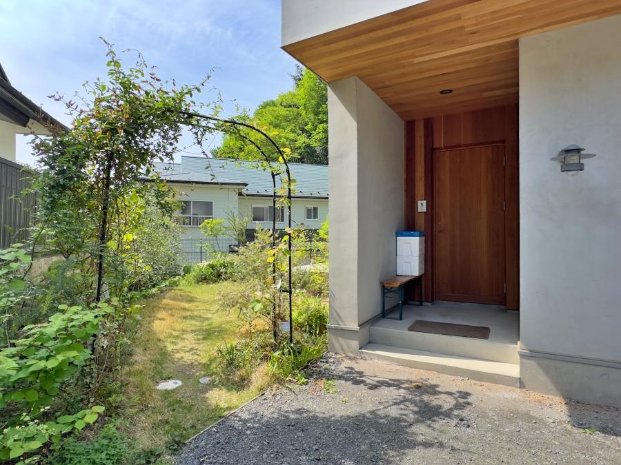 鎌倉市西御門一丁目の賃貸物件/玄関と庭の入り口｜庭のアーチはキウイだそうです