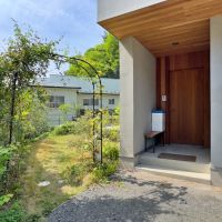 鎌倉市西御門一丁目の賃貸物件/玄関と庭の入り口｜庭のアーチはキウイだそうです