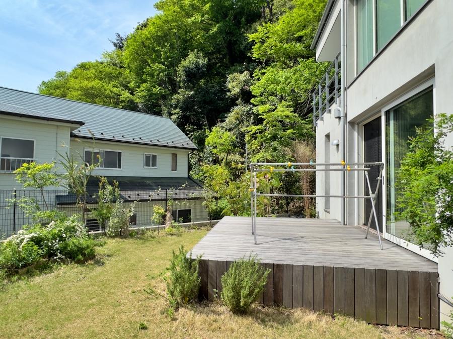 鎌倉市西御門一丁目の賃貸物件/庭｜大きなウッドデッキにロッキングチェアを置いてボーッとしたい
