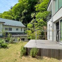 鎌倉市西御門一丁目の賃貸物件/庭｜大きなウッドデッキにロッキングチェアを置いてボーッとしたい