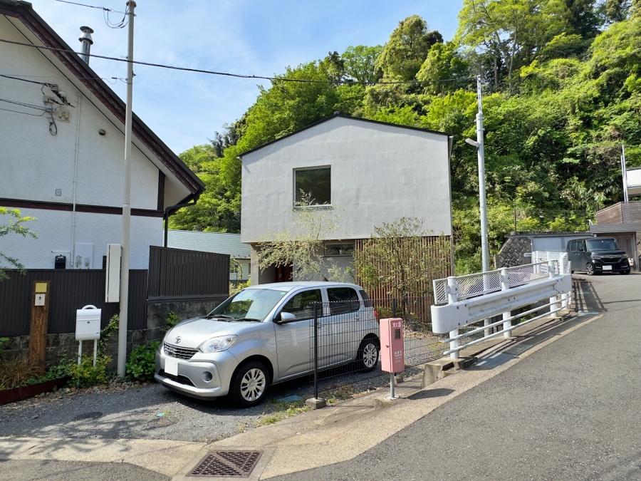 鎌倉市西御門一丁目の賃貸物件/外観｜裏に山の緑を抱えています。駐車スペースは敷地内に2台ほど