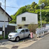 鎌倉市西御門一丁目の賃貸物件/外観｜裏に山の緑を抱えています。駐車スペースは敷地内に2台ほど