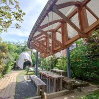鎌倉市御成町の賃貸物件/真っ白な帆をひろげた屋根の下は古材でつくられた机や椅子