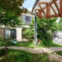 鎌倉市御成町の賃貸物件/庭と建物の関係性│1階右側が募集区画、1階左が共有会議室です。