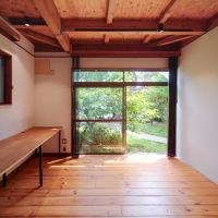 鎌倉市御成町の賃貸物件/温かみのある建具は庭の緑と調和して、落ち着いた雰囲気に