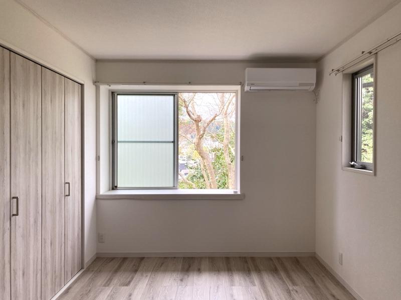 鎌倉市山ノ内の賃貸物件/春の様子。葉が落ちて明るい印象。これから目の前の木の新芽が出てきます