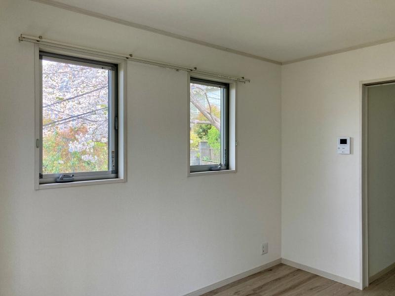 鎌倉市山ノ内の賃貸物件/小窓の向こうには桜の花がチラリと見えます