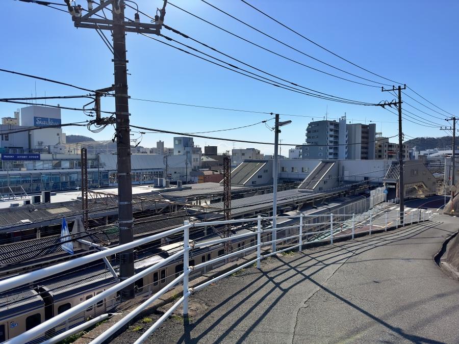 逗子市山の根一丁目の賃貸物件/駅からはグッと坂を上ってマンションへ