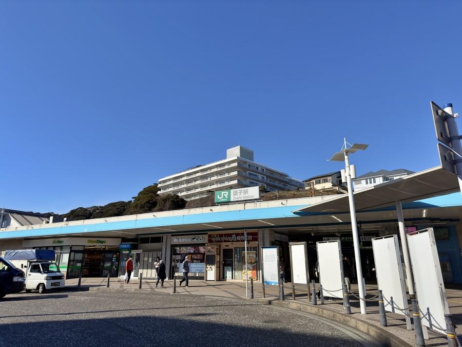 逗子市山の根一丁目の賃貸物件/外観｜JR逗子駅のロータリーから見るとまさに天守閣。堂々とした姿です
