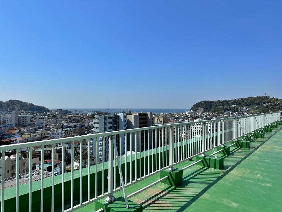 逗子市山の根一丁目の賃貸物件/屋上｜共用の屋上からは逗子市街地と海が一望できます