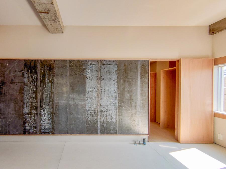 横浜市金沢区寺前一丁目の賃貸物件/壁の一面はレントゲン室の解体で発生した部材を再利用