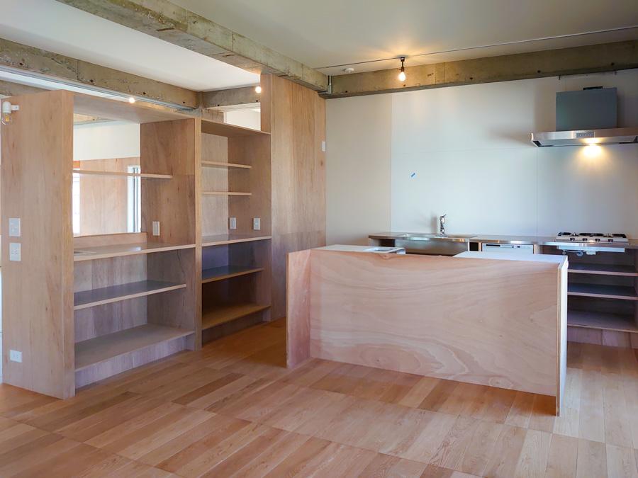 横浜市金沢区寺前一丁目の賃貸物件/広々としたキッチンには多目的棚が設置されていて、使い勝手良さそう