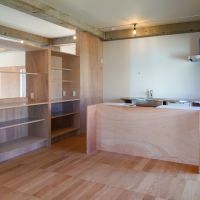 横浜市金沢区寺前一丁目の賃貸物件/広々としたキッチンには多目的棚が設置されていて、使い勝手良さそう