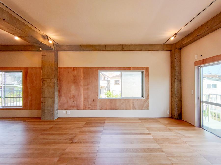 横浜市金沢区寺前一丁目の賃貸物件/壁の一部はベニア板で仕上げられていて、無骨な梁とコントラストがいい