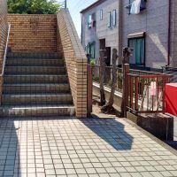 横浜市金沢区寺前一丁目の賃貸物件/階段前のスペースは、駐輪やバイク置き場として使用可能