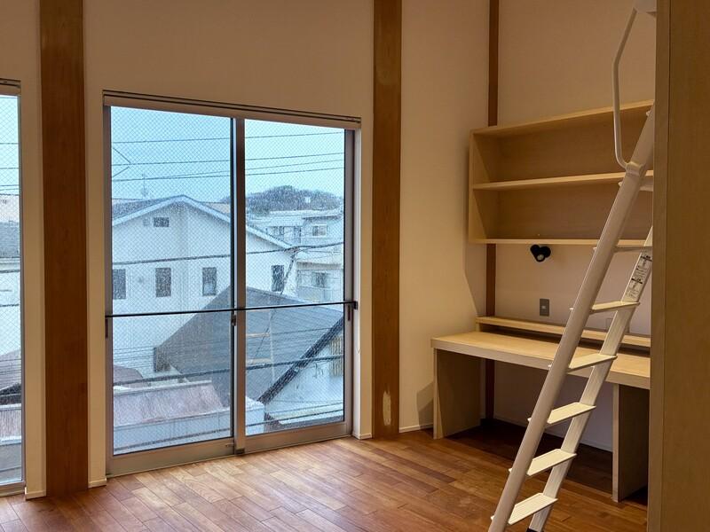 鎌倉市扇ガ谷一丁目の賃貸物件/掃き出し窓とフィックス窓があります