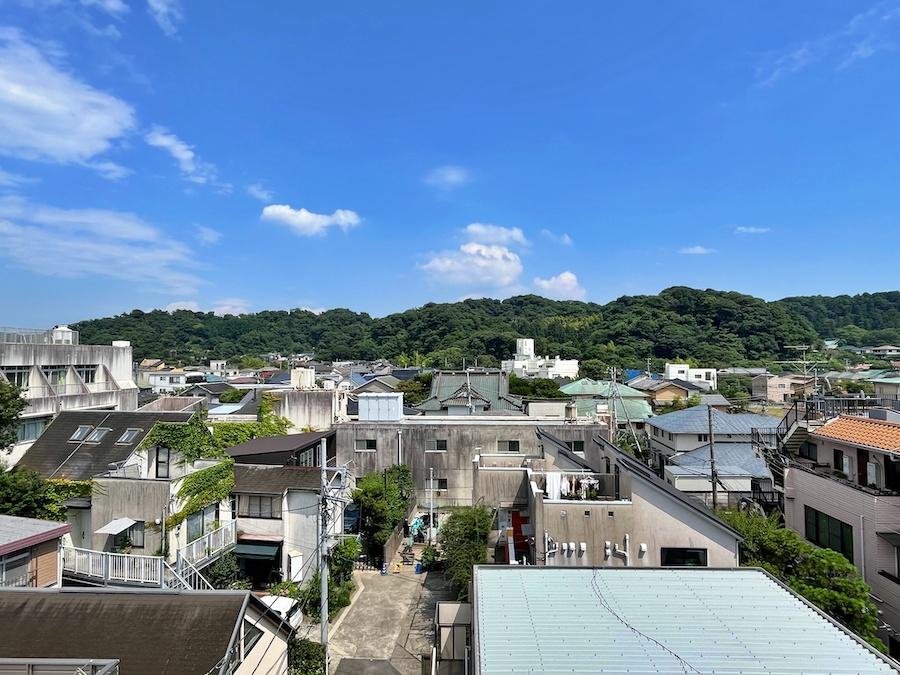 鎌倉市小町二丁目の賃貸物件/東側の眺望｜衣張山、妙隆寺などが鎌倉らしい眺め