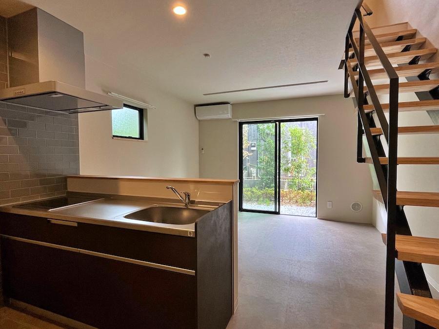 藤沢市鵠沼藤が谷三丁目の賃貸物件/#105｜1階LDKにアイアン階段がかかる。その先に庭が続きます。