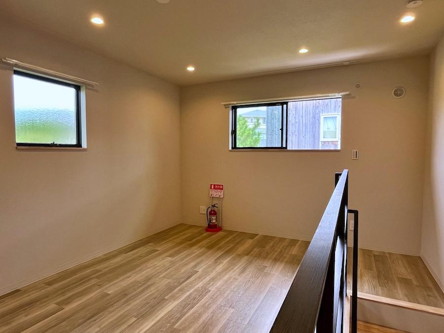 藤沢市鵠沼藤が谷三丁目の賃貸物件/#105｜2階洋室8.4帖｜角部屋のため窓が2ヶ所。窓からの眺めもポイント