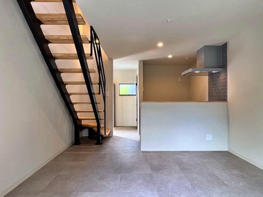 藤沢市鵠沼藤が谷三丁目の賃貸物件/#105｜1階LDKを庭から見る｜階段が吹き抜けになるので明るさがある｜猫はきっと、上下階への運動を楽しんでくれることでしょう