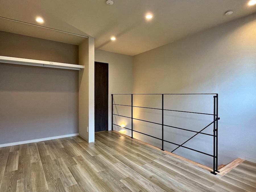 藤沢市鵠沼藤が谷三丁目の賃貸物件/#104｜2階洋室│オープンクローゼットをそのまま見せる収納として使うか、布を吊るすなどして工夫して使うか