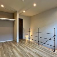 藤沢市鵠沼藤が谷三丁目の賃貸物件/#104｜2階洋室│オープンクローゼットをそのまま見せる収納として使うか、布を吊るすなどして工夫して使うか