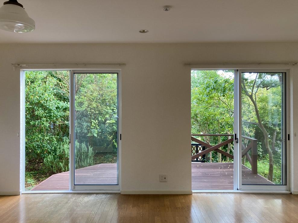 藤沢市鵠沼松が岡五丁目の賃貸物件/1階のリビングから見える庭。雪が積もったらとても素敵だと思います