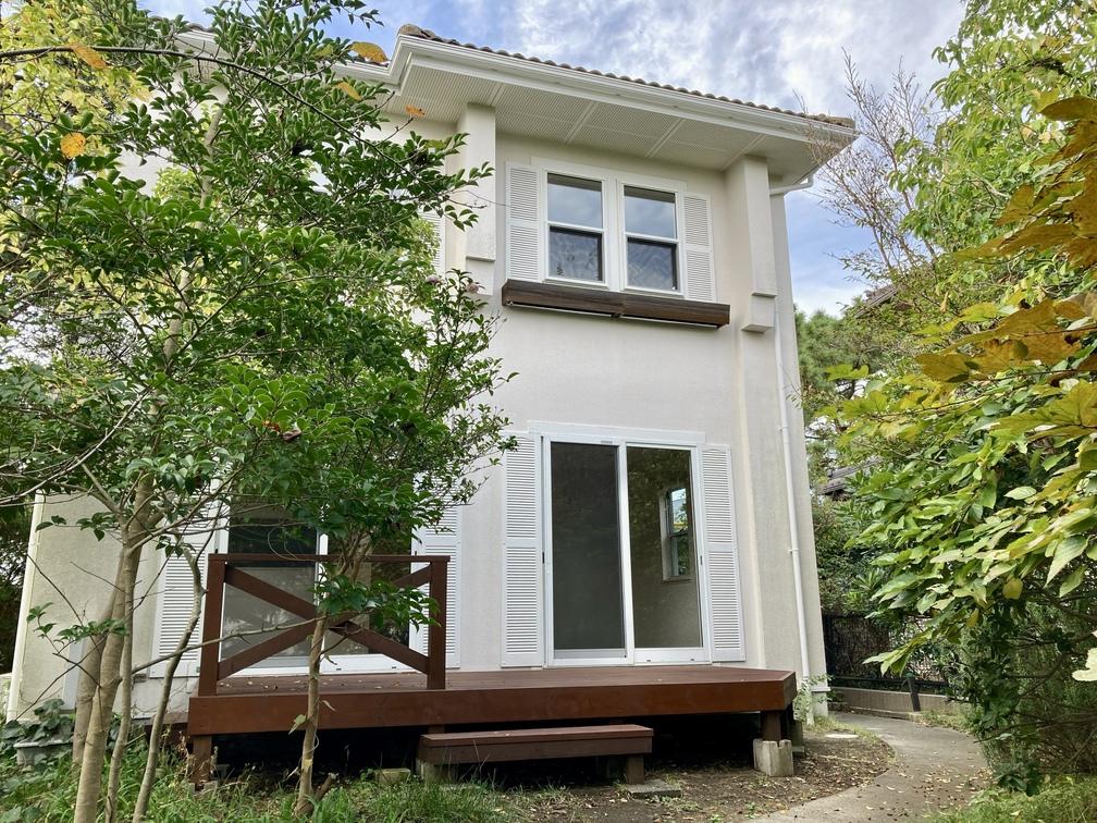 藤沢市鵠沼松が岡五丁目の賃貸物件/建物の外観。白い西洋風のお宅