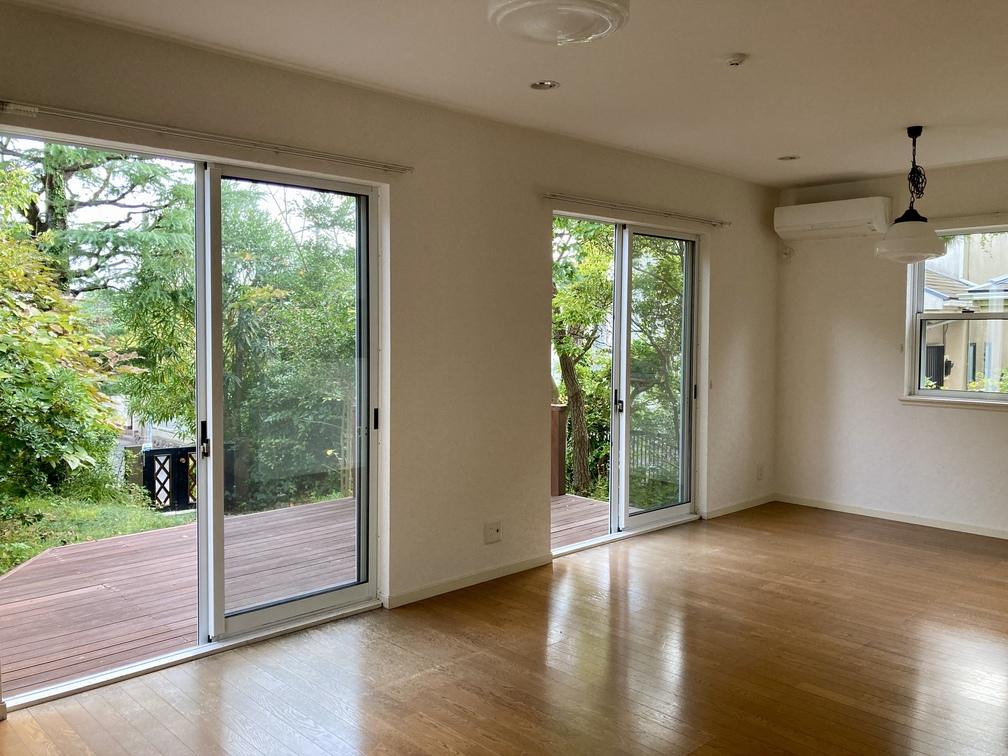 藤沢市鵠沼松が岡五丁目の賃貸物件/リビングからウッドデッキに出ることができます