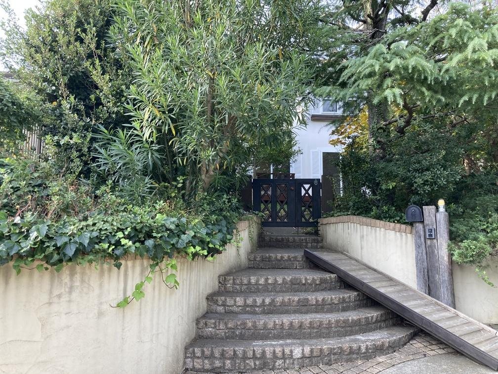 藤沢市鵠沼松が岡五丁目の賃貸物件/敷地へは数段階段があります