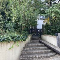 藤沢市鵠沼松が岡五丁目の賃貸物件/敷地へは数段階段があります