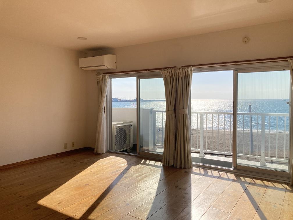 逗子市新宿二丁目の賃貸物件/2階のリビングからは海が見える。シンプルで美しい