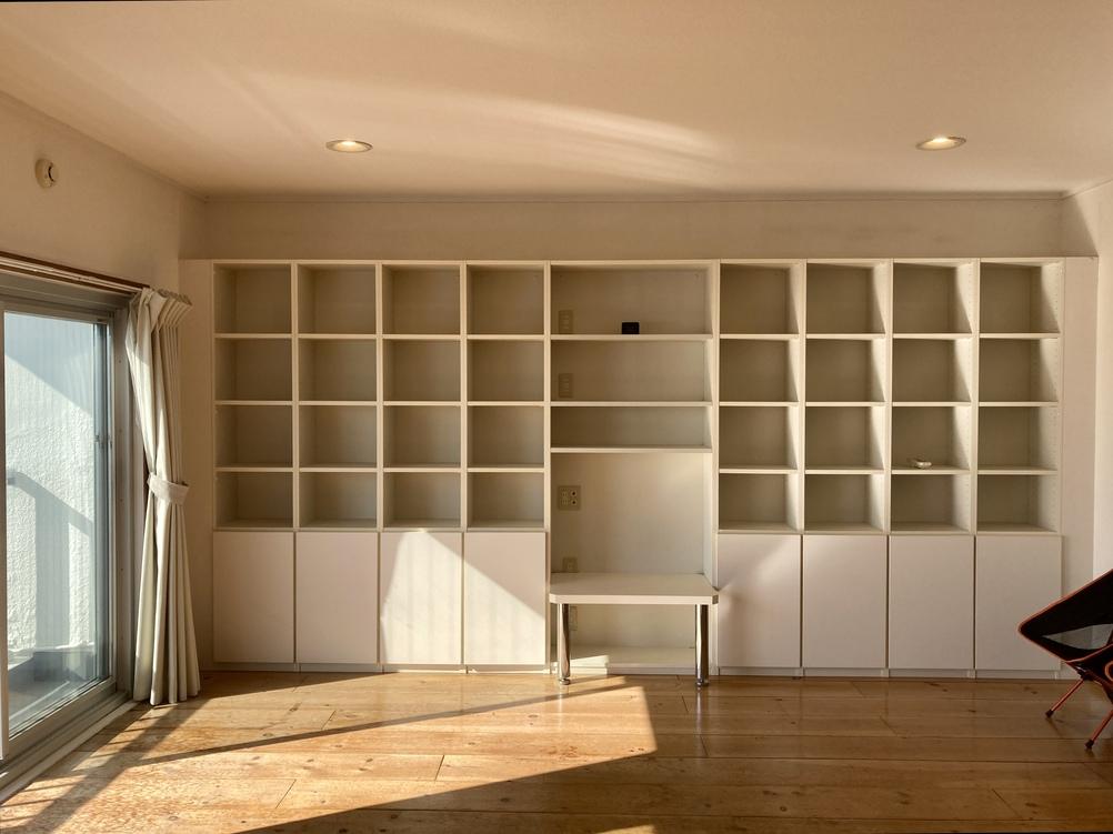 逗子市新宿二丁目の賃貸物件/作り付けの本棚。ここには本と小物を少しだけ収納したくなる