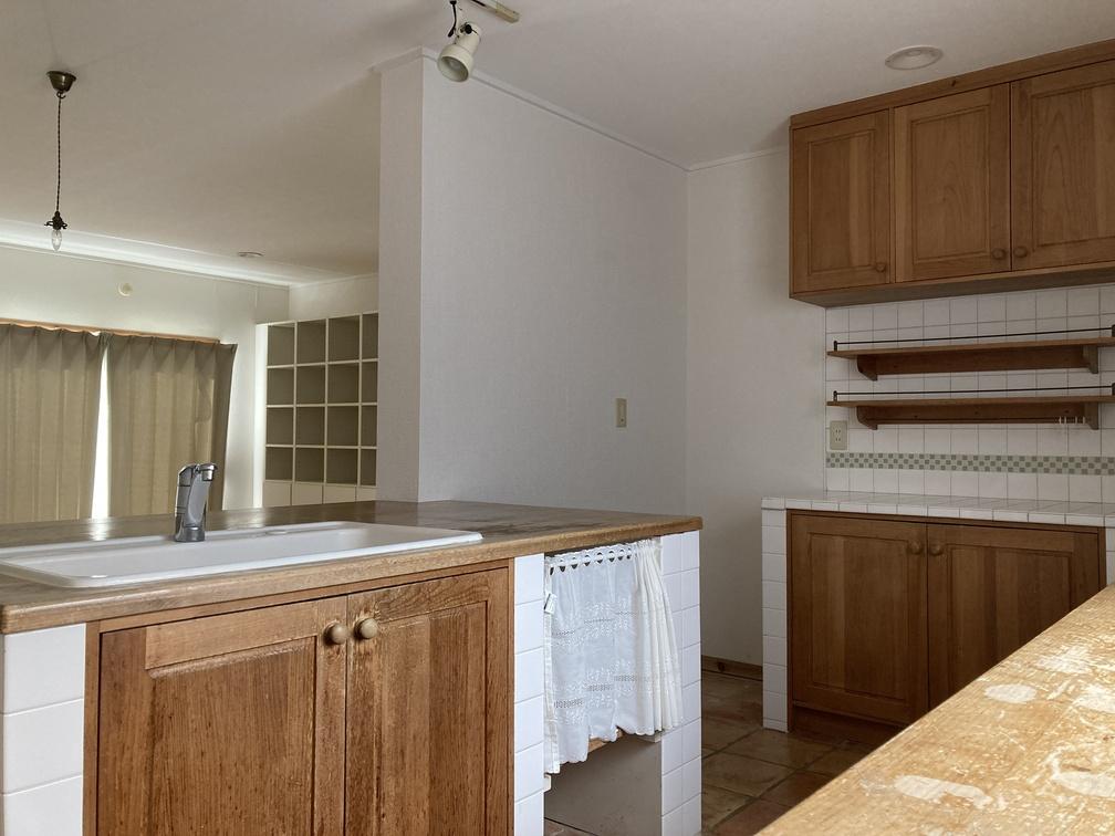 逗子市新宿二丁目の賃貸物件/キッチン。シンクで洗い物をするときは海が見えますよ