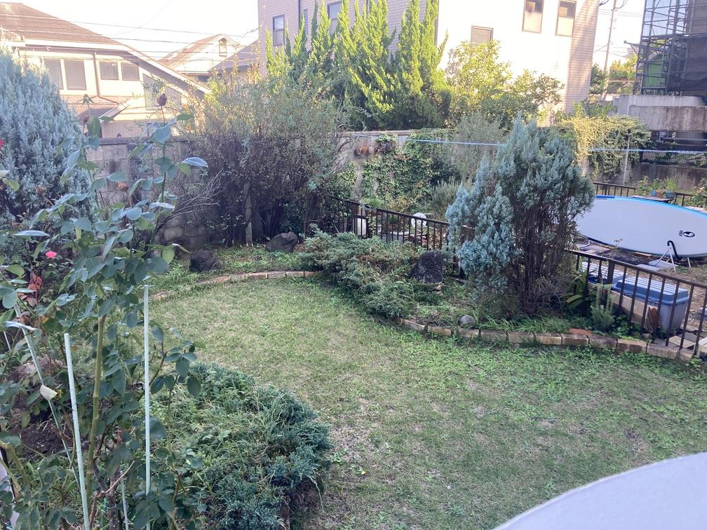 逗子市新宿二丁目の賃貸物件/庭は海と反対側です。広々していて良い