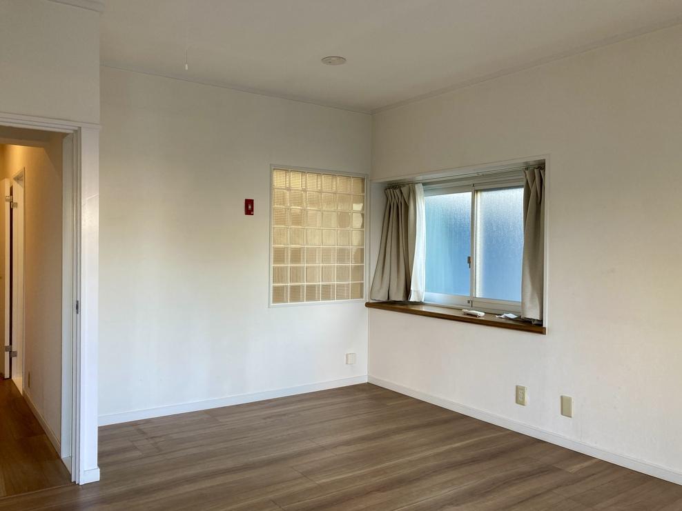 逗子市新宿二丁目の賃貸物件/1階の居室。ガラスブロックの先が浴室です