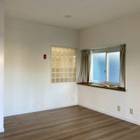 逗子市新宿二丁目の賃貸物件/1階の居室。ガラスブロックの先が浴室です