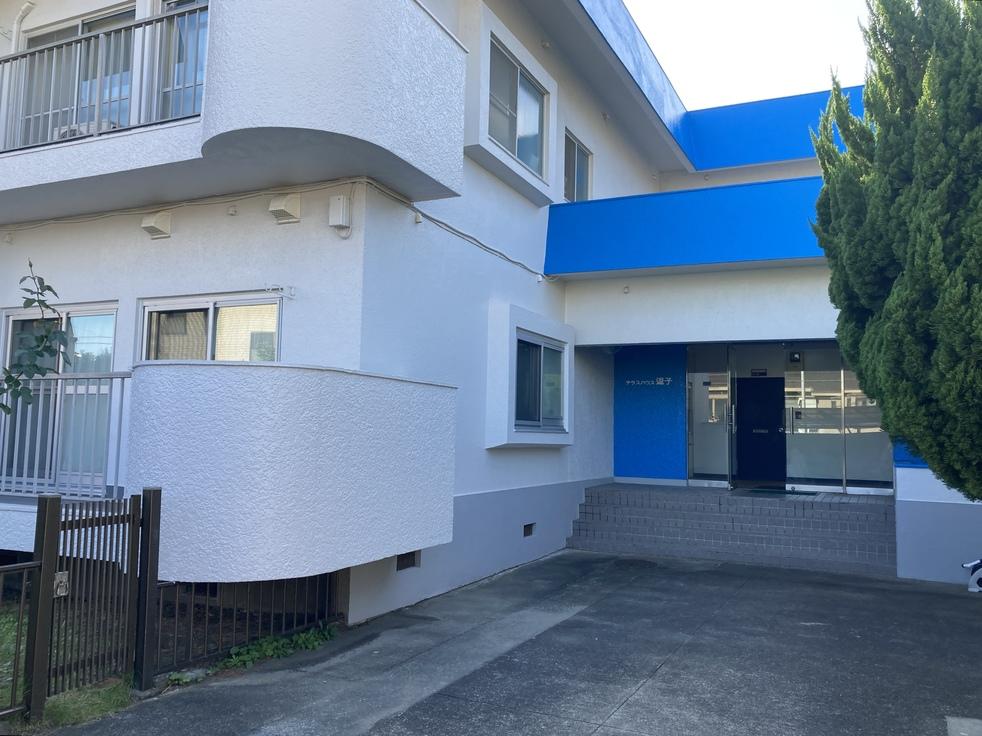 逗子市新宿二丁目の賃貸物件/建物の外観。住宅街側にエントランスがあります